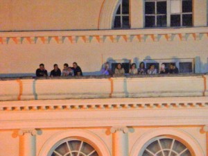 Viterbo - Alcune persone assistono al trasporto della macchina di S. Rosa sulla terrazza dell'Unione