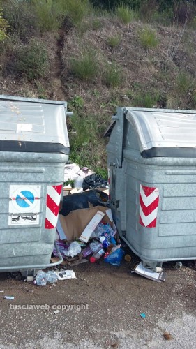 Viterbo - L'immondizia all'isola ecologica Merlano
