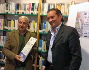 Il vincitore Paolo Pergolari (a sinistra) premiato dal sindaco di Vasanello Antonio Porri