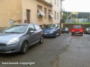 Viterbo - Via Caduti sul lavoro - Macchine parcheggiate in divieto