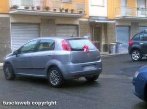 Viterbo - Via Caduti sul lavoro - Macchine parcheggiate in divieto