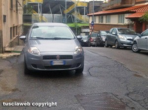 Viterbo - Via Caduti sul lavoro - Macchine parcheggiate in divieto