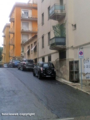 Viterbo - Via Caduti sul lavoro - Macchine parcheggiate in divieto