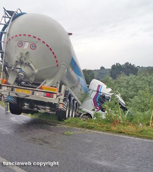 Camion fuori strada sulla Tuscanese
