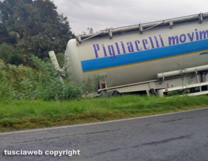 Camion fuori strada sulla Tuscanese