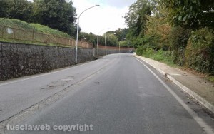 Strada Cimina senza segnaletica orizzontale