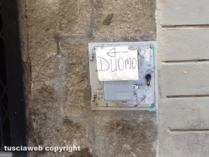 Viterbo - Via San Lorenzo - Il cartello che indica il Duomo