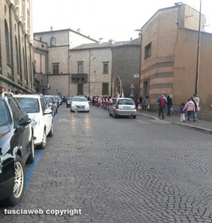 Viterbo - Via Ascenzi - Traffico aperto durante dei festeggiamenti in centro