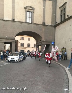 Viterbo - Via Ascenzi - Traffico aperto durante dei festeggiamenti in centro