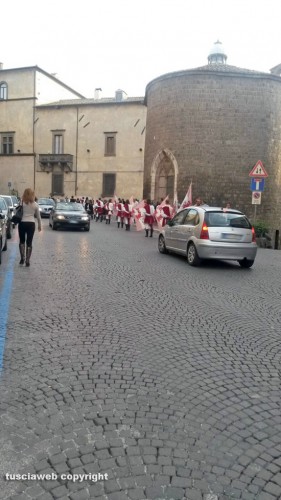 Viterbo - Via Ascenzi - Traffico aperto durante dei festeggiamenti in centro