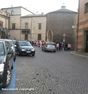 Viterbo - Via Ascenzi - Traffico aperto durante dei festeggiamenti in centro