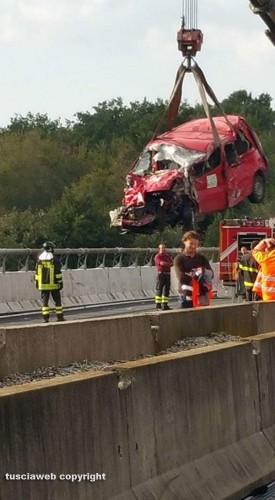 Si ribalta cisterna sull'A1