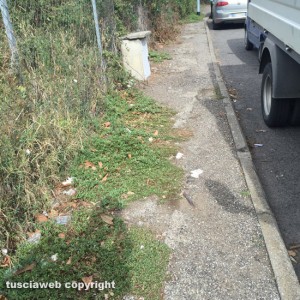 Viterbo - Via Monti Cimini - Tondino di ferro che sporge dal marciapiede