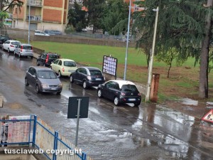 Viterbo - La strada allagata di fronte all'istituto Orioli