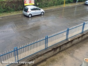 Viterbo - La strada allagata di fronte all'istituto Orioli