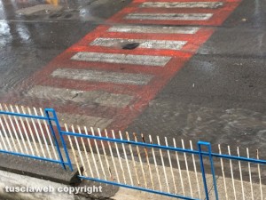 Viterbo - La strada allagata di fronte all'istituto Orioli