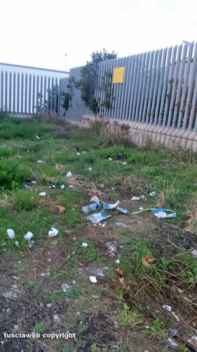 Viterbo - I rifiuti vicino al tribunale