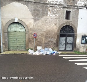 Vallerano - Rifiuti in strada