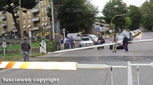 Viterbo - Piazzale Gramsci - Crolla sbarra del passaggio a livello