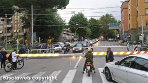 Viterbo - Piazzale Gramsci - Crolla sbarra del passaggio a livello