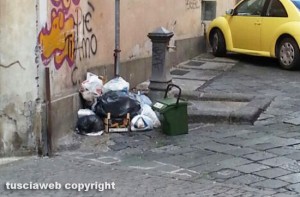 Viterbo - Rifiuti su via Cairoli