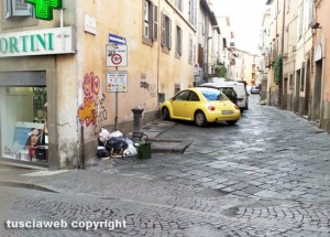 Viterbo - Rifiuti su via Cairoli