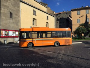 Via Ascenzi - L'autobus Francigena in panne da due giorni