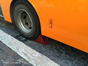 Un bus di Francigena in panne
