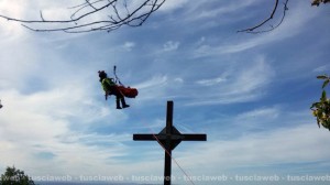 Viterbo - Il ritrovamento del morto sulla Palanzana - I vigili del fuoco recuperano il corpo