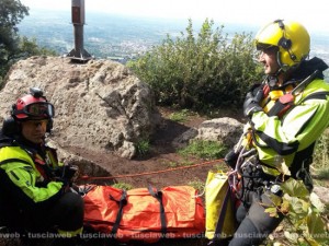 Viterbo - Il ritrovamento del morto sulla Palanzana - I vigili del fuoco recuperano il corpo