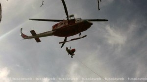 Viterbo - Il ritrovamento del morto sulla Palanzana - I vigili del fuoco recuperano il corpo