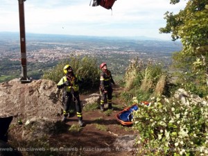 Viterbo - Il ritrovamento del morto sulla Palanzana - I vigili del fuoco recuperano il corpo