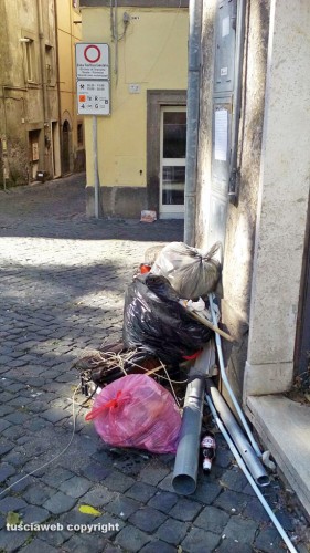 Viterbo - Discarica a cielo aperto all'angolo tra via Traversa e via dei Mille
