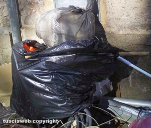 Viterbo - Discarica a cielo aperto all'angolo tra via Traversa e via dei Mille