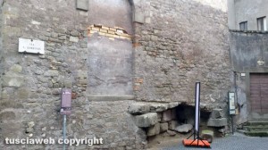 Viterbo - Via San Lorenzo - Tubi scoperti