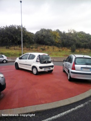 Viterbo - Ponte dell'Elce - Parcheggio selvaggio sulla rotonda