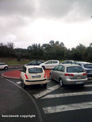 Viterbo - Ponte dell'Elce - Parcheggio selvaggio sulla rotonda