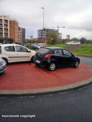 Viterbo - Ponte dell'Elce - Parcheggio selvaggio sulla rotonda