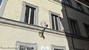 Viterbo - Piazza Luigi Concetti - Lampione in bilico