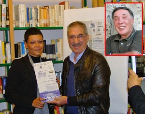 Il secondo classificato Saverio Maccagnani (nel riquadro, non intervenuto) è stato premiato dal Presidente dell'Associazione Poggio del Lago Vincenzo Libriani (a ritirare il premio una delegata)