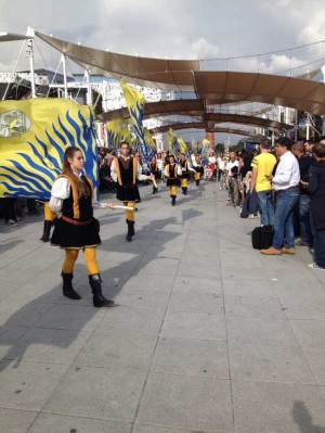 Milano - Le sbandieratrici Centro storico a Expo