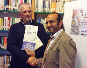 Quarto ex aequo - Franco Di Leo (a sinistra) premiato da Ardelio Loppi, segretario dell'Associazione Poggio del Lago e membro di Giuria