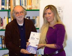 Quarto ex aequo - Giovanna Potenza premiata da Massimo Fornicoli, membro di Giuria