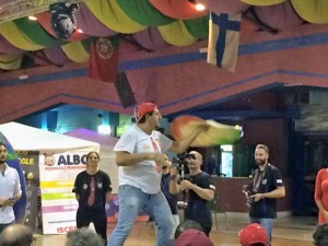 L'esibizione di Cravero della pizza acrobatica 