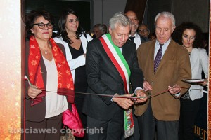 Viterbo - Il sindaco Leonardo Michelini al taglio del nastro della mostra Etruschi in 3D