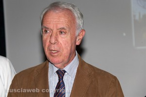 Viterbo - Il presidente della fondazione Carivit Mario Brutti durante l'inaugurazione della mostra Etruschi in 3D