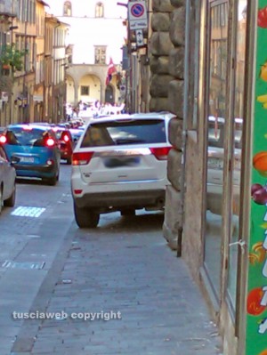 Viterbo - Il suv parcheggiato sul marciapiede di via Cavour