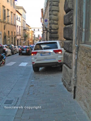 Viterbo - Il suv parcheggiato sul marciapiede di via Cavour