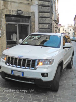 Viterbo - Il suv parcheggiato sul marciapiede di via Cavour