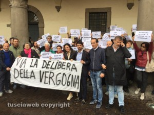 Viterbo - La protesta contro la delibera "Svuota Rsa"